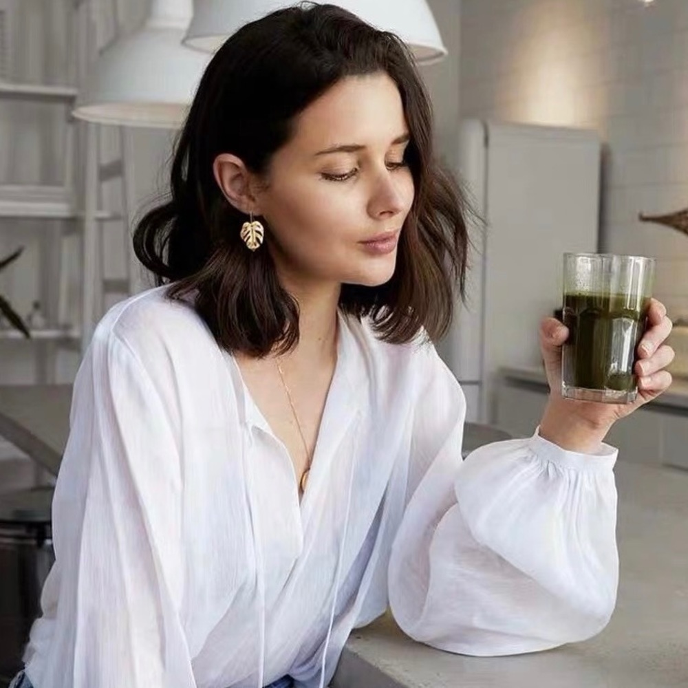 Gold plated Monstera leaf earrings - Picture 4 of 6